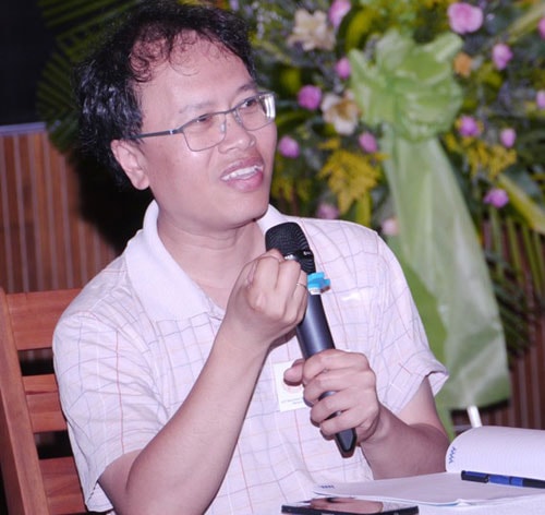 GS Đàm Thanh Sơn đang trao đổi với các học sinh ưu tú của Việt Nam ngày 7/8 tại Quy Nhơn. Ảnh: ICISE.