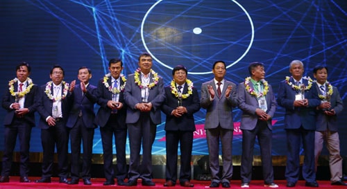 Các doanh nghiệp đổi mới công nghệ tiêu biểu được tôn vinh. Ảnh: Cửu Long.