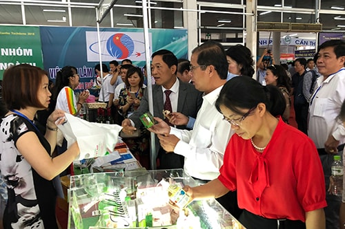 Khu trưng bày, trình diễn sự kiện TechDemo 2018 thu hút sự quan tâm của nhiều người. Ảnh: Cửu Long.