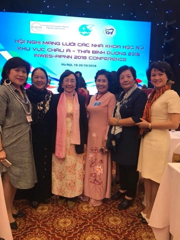 ThS.DS Nguyễn Thị Hương Liên (ngoài cùng bên phải) chụp ảnh cùng các nữ trí thức và nữ doanh nhân trong sự kiện.