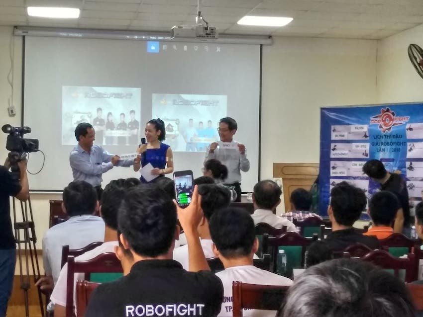 Bốc thăm chia đội chơi.