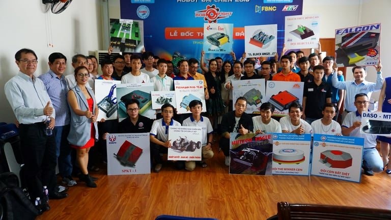 Ban tổ chức chụp hình lưu niệm cùng các dội chơi.