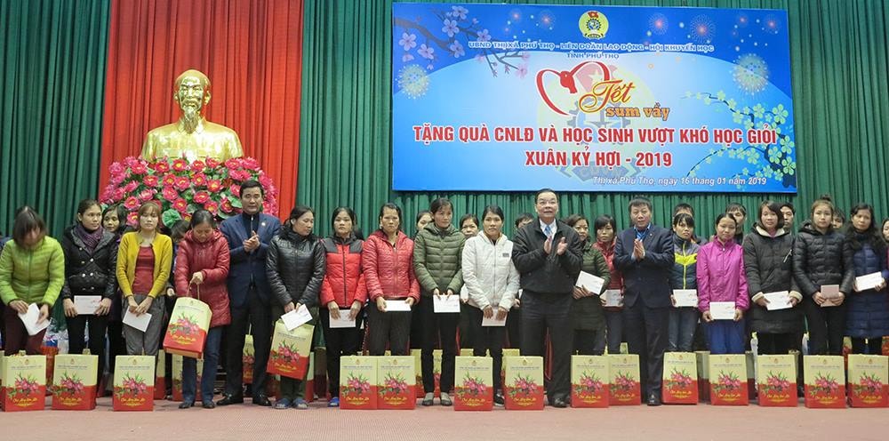 Bộ trưởng Bộ Khoa học và công nghệ Chu Ngọc Anh và lãnh đạo UBND tỉnh Phú Thọ đã trao 50 suất quà cho 50 công nhân lao động có hoàn cảnh khó khăn