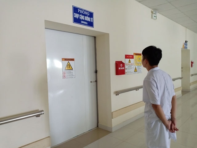 Phòng chụp cộng hưởng từ đã được lắp máy bên trong nhưng đơn vị cung ứng khóa cửa, niêm phong vì chưa được thanh toán tiền.