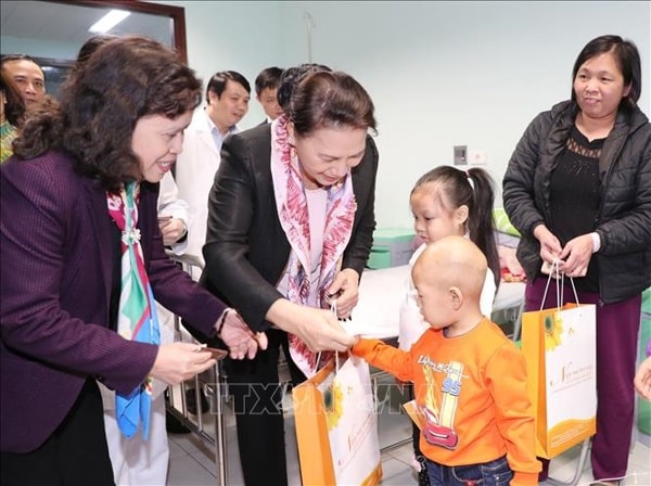 Chủ tịch Quốc hội Nguyễn Thị Kim Ngân tặng quà cho các bệnh nhi. Ảnh: TTXVN