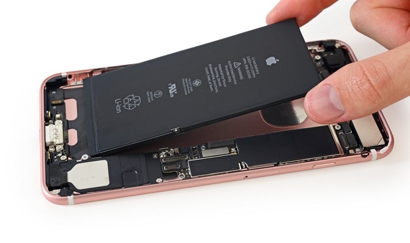 Thay pin iPhone.