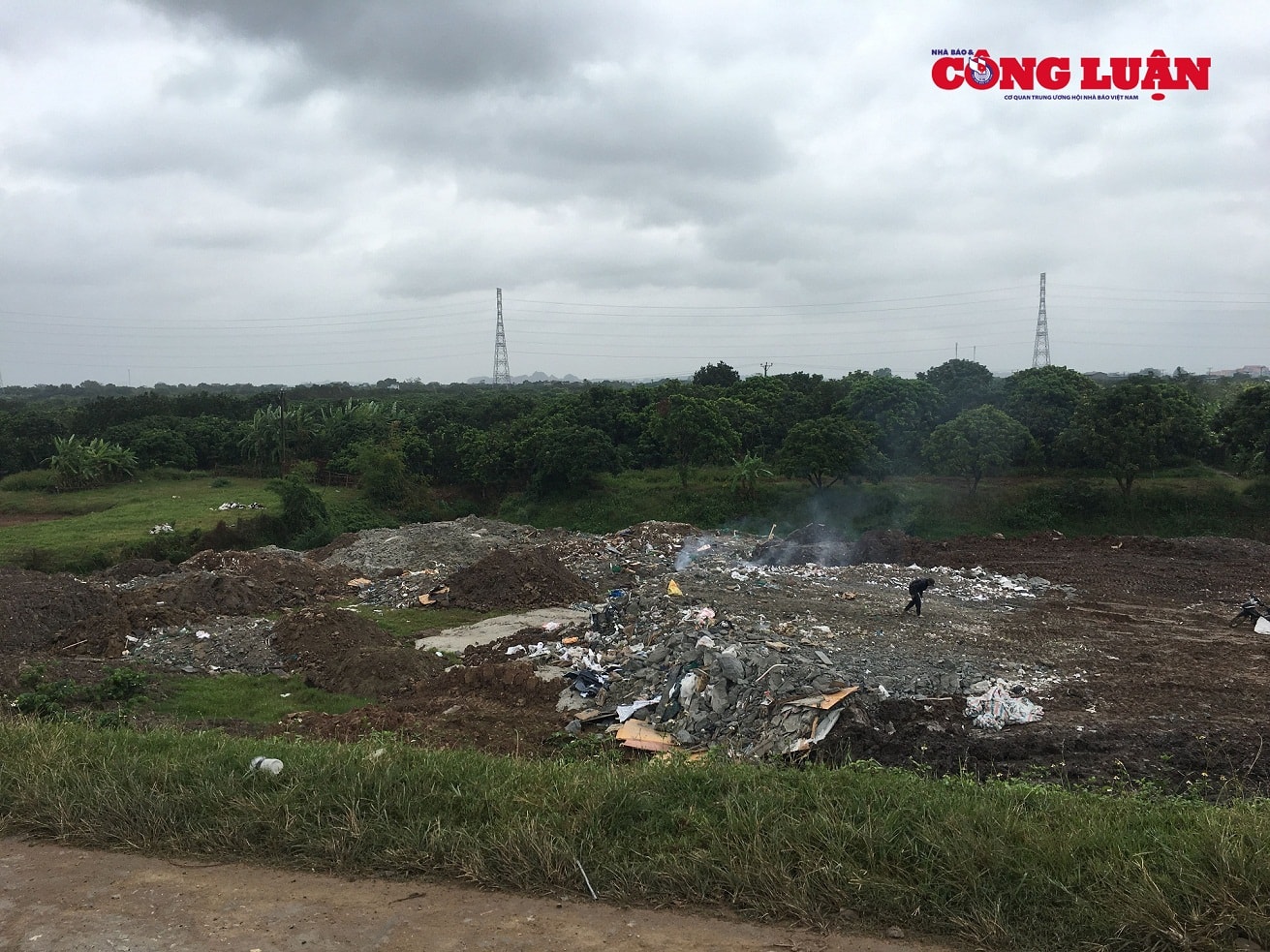 Tình trạng dùng phế thải san lấp khu vực phía ngoài đê tả sông Đáy cũng diễn ra nhưng không bị xử lý