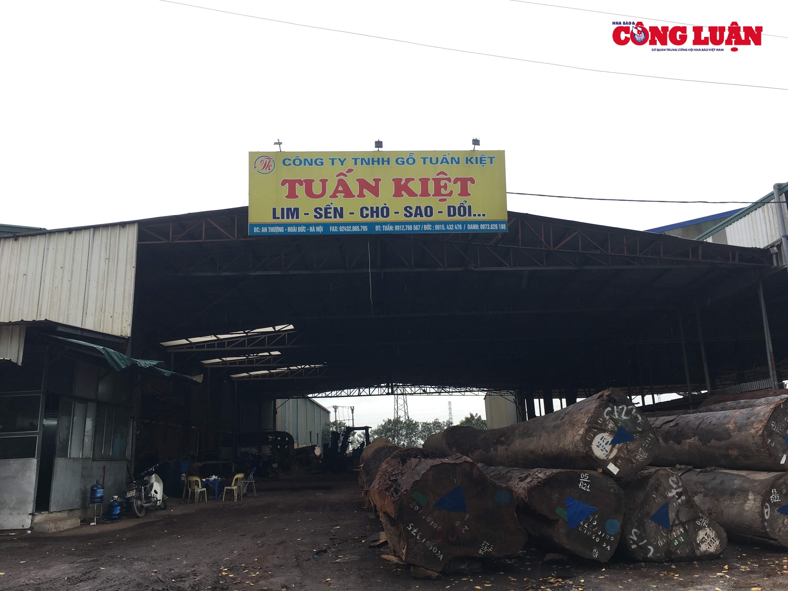 Nhiều doanh nghiệp đã dựng nhà xưởng trên đất nông nghiệp sản xuất nhiều năm nhưng không bị xử lý (dốc đê Thanh Quang) xã An Thượng.