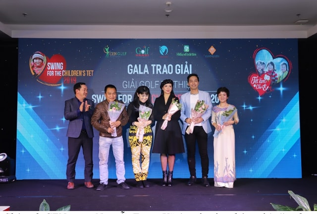 Chủ tịch CENgroup Nguyễn Trung Vũ (ngoài cùng bên trái) tặng hoa cho đại diện các quỹ và người đồng hành.