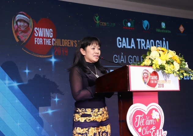 Bà Hoàng Thị Kim Châu, Chủ tịch HĐQT của Bách Đạt chia sẻ tại đêm Gala