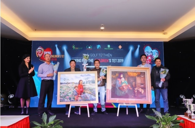 2 golfer trúng giải cùng họa sĩ Nguyễn Doãn Sơn (ngoài cùng bên phải) trên bục nhận các tác phẩm.