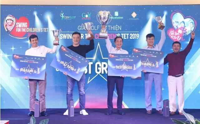 Các Golfer nhận giải thưởng tại đêm Gala.
