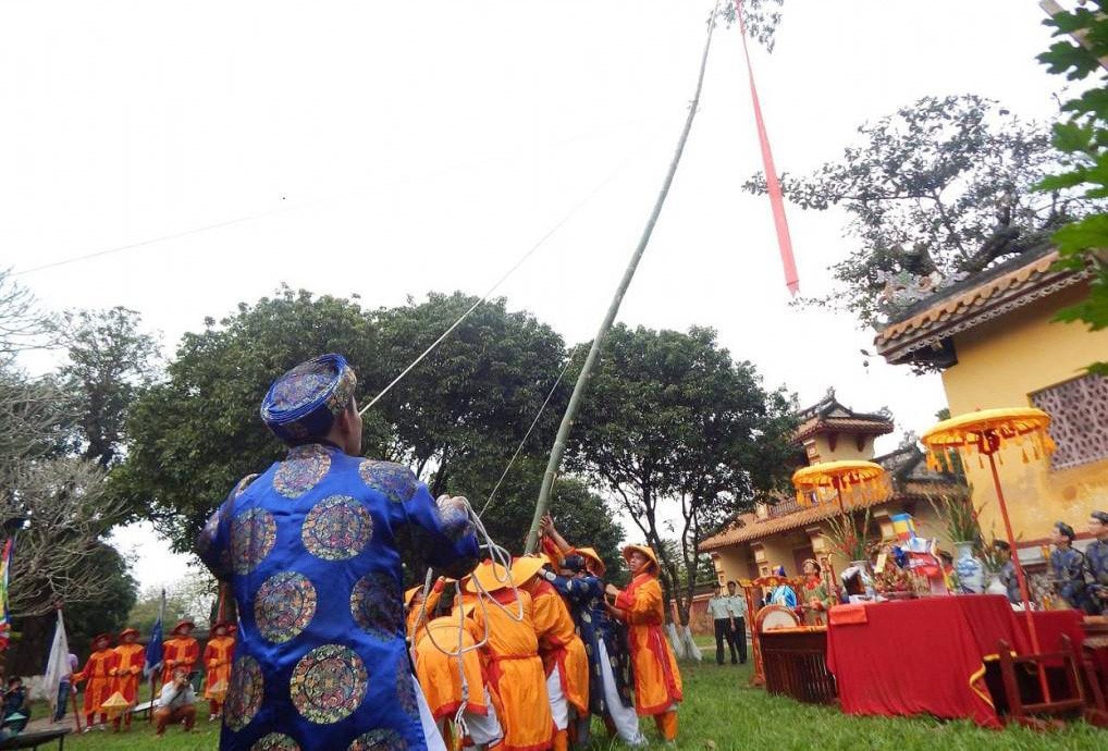 Lễ dựng nêu trong Đại nội Huế.TNMT