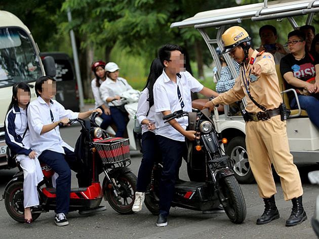 Nhiều trường hợp không đội mũ bảo hiểm khi tham gia giao thông đã bị xử lý. Ảnh: TL