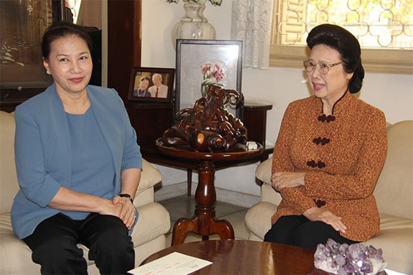 Chủ tịch Quốc hội Nguyễn Thị Kim Ngân thăm hỏi thân nhân gia đình cố Thủ tướng Chính phủ Võ Văn Kiệt. Ảnh: ĐBND