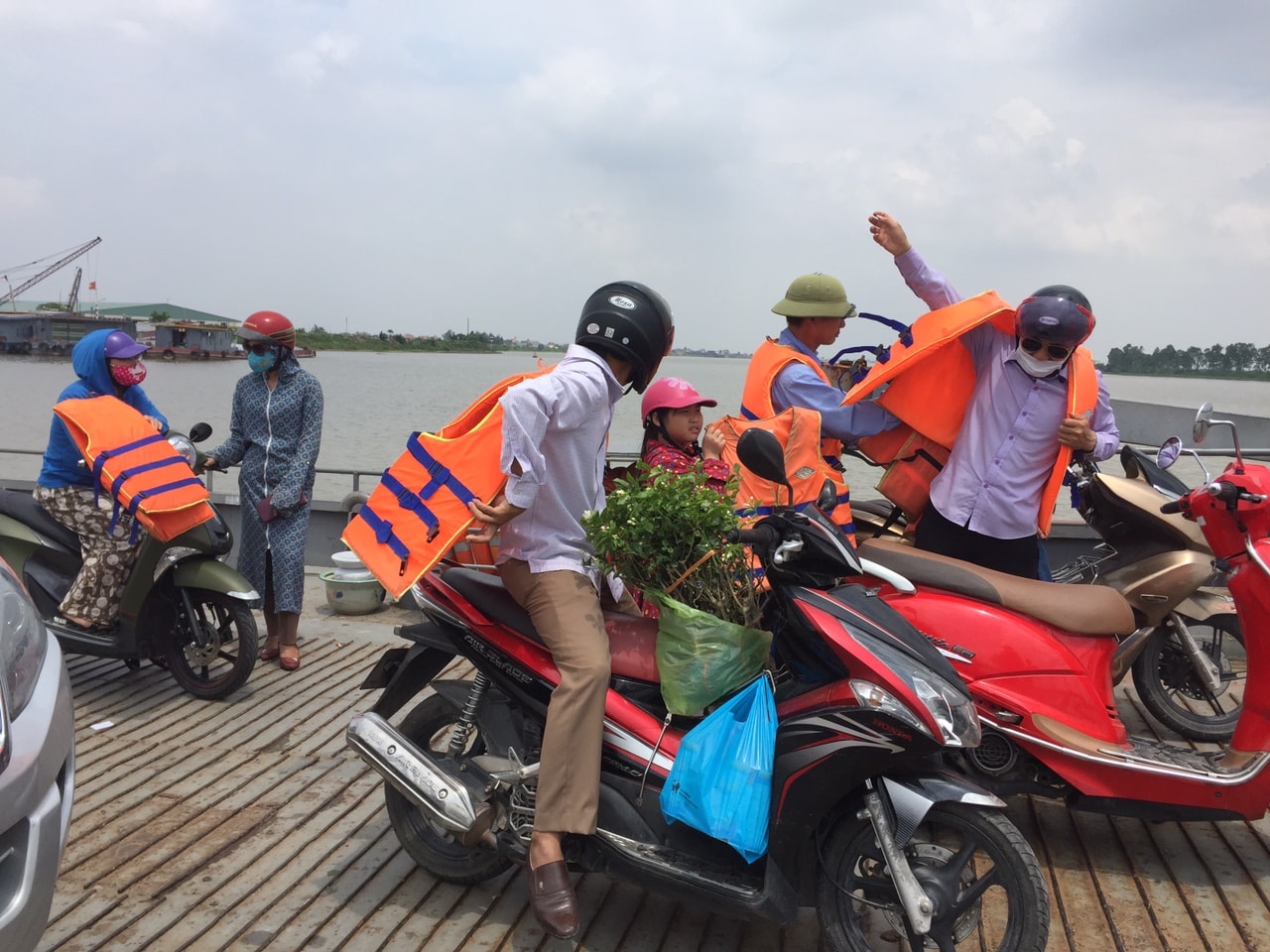 Kiên quyết từ chối phục vụ nếu hành khách không chấp hành việc sử dụng áo phao. Ảnh: Hoàng Thao