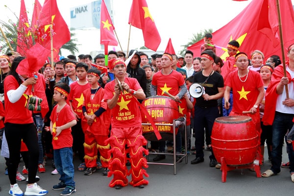 Người hâm mộ chào đón những người hùng của bóng đá Việt Nam - Ảnh VFF