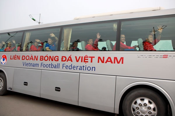 Các tuyển thủ vẫy tay cảm ơn tình cảm đặc biệt của các CĐV - Ảnh VFF