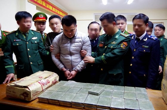 Đối tượng Nguyễn Văn Anh bị bắt giữ cùng tang vật 120 bánh heroin. Ảnh T.M