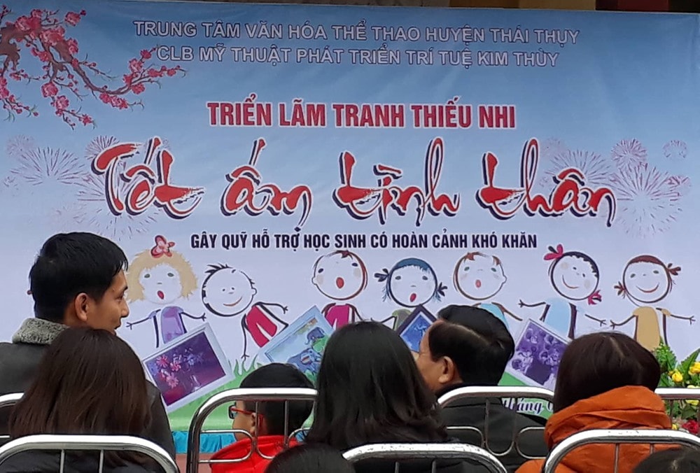 Buổi triển lãm tranh thu hút rất đông các họa sĩ nhí và giảng viên tham gia. Ảnh: laodong