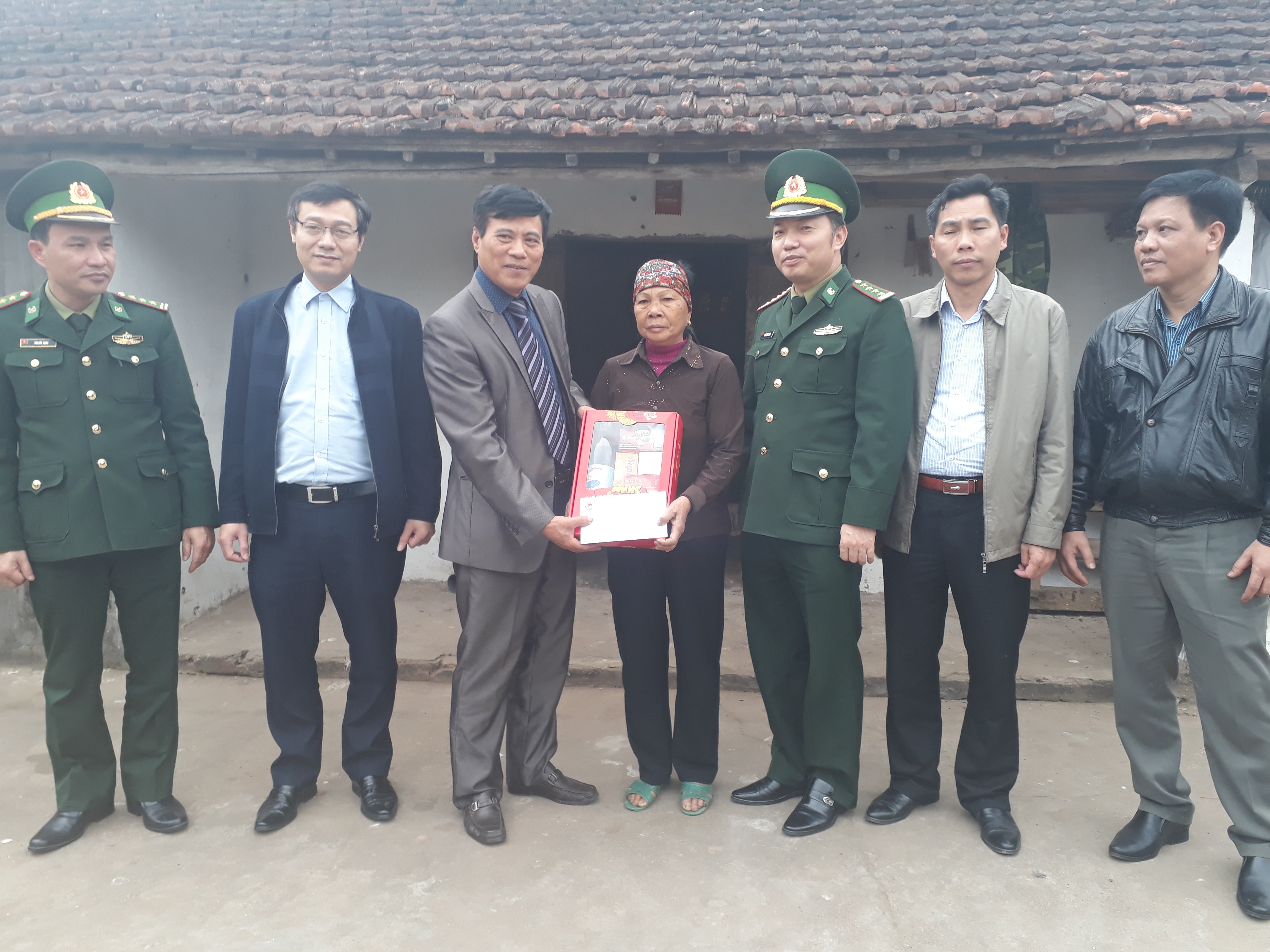Đồng chí Nguyễn Tiến Mạnh, Chủ tịch Hội Nhà báo trao quà cho gia đình liệt sỹ