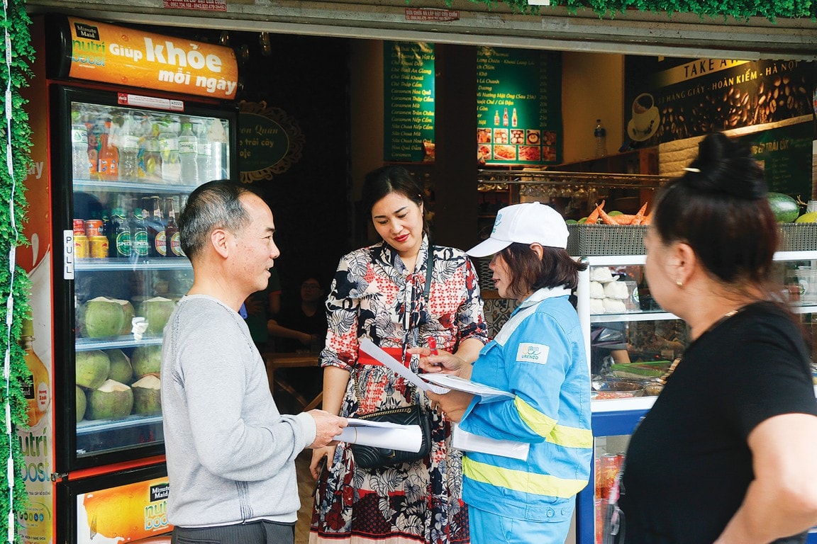 Công nhân môi trường tuyên truyền VSMT đến các hộ dân, hộ kinh doanh