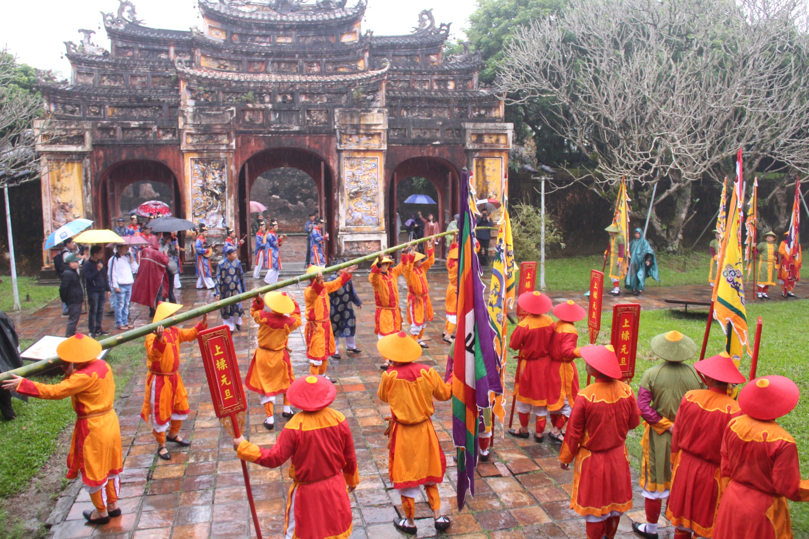 Tái hiện nghi thức dựng nêu ngày Tết.