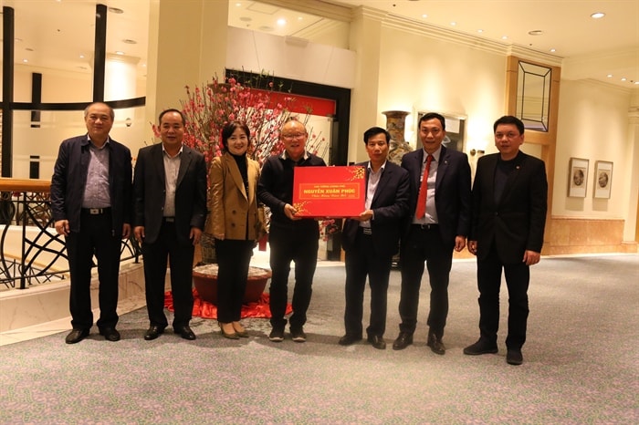Bộ trưởng Bộ VHTTDL Nguyễn Ngọc Thiện trao quà của Thủ tướng tới HLV Park Hang-seo. Ảnh: Báo VH