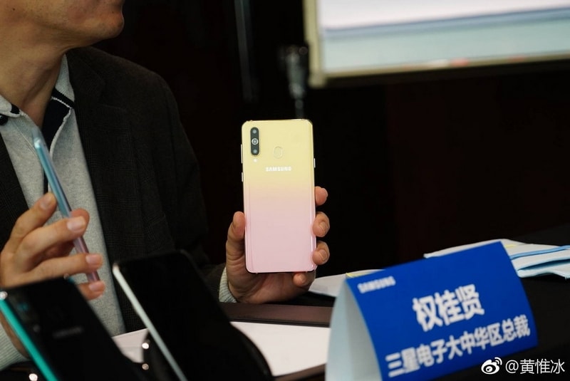 Samsung giới thiệu phiên bản Galaxy A8s FE dành cho phái nữ.