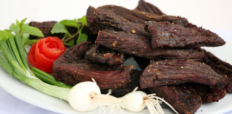 Thịt lợn lở mồm long móng, thịt lợn thối được hô biến thành đặc sản Trâu gác bếp. Ảnh minh họa.