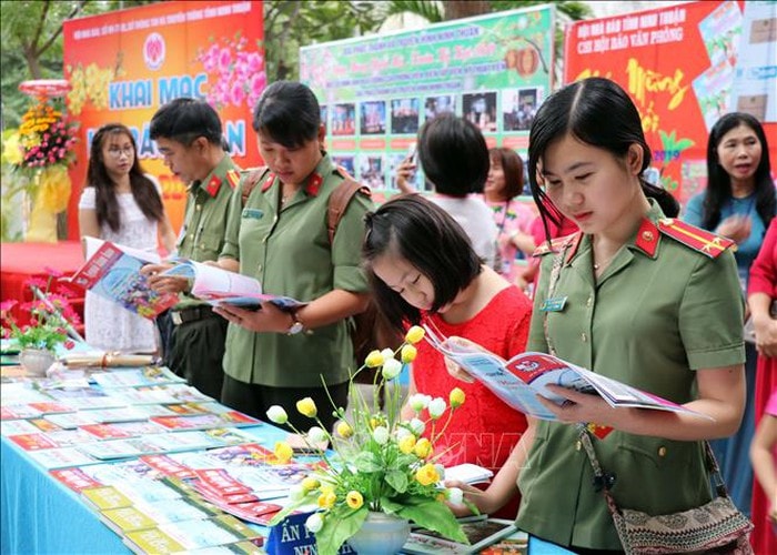 Tham quan trưng bày Hội báo Xuân tại Ninh Thuận. Ảnh: TTXVN