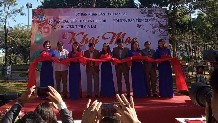 Các đại biểu cắt băng khai mạc Hội báo Xuân Kỷ Hợi 2019.