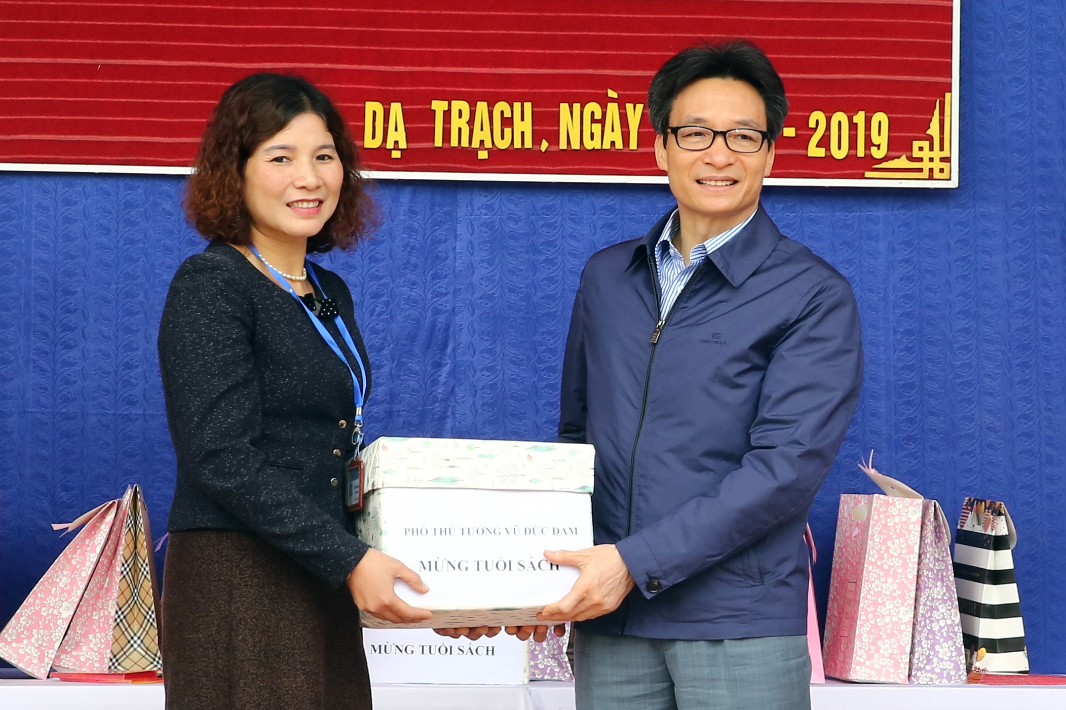 Phó Thủ tướng Vũ Đức Đam tặng sách cho trường tiểu học Dạ Trạch. Ảnh: VGP