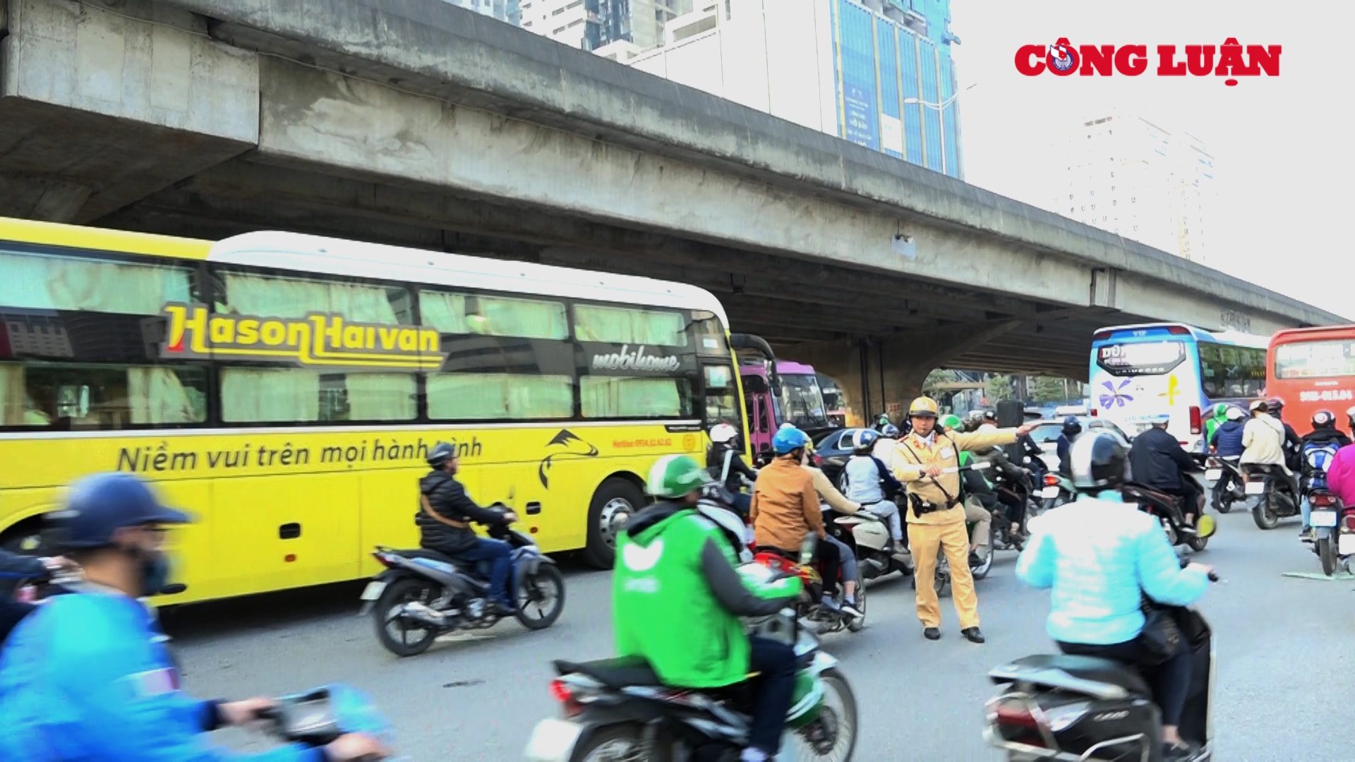 Các chiến sĩ Đội CSGT số 6 đang tích cực phân luồng đảm bảo an toàn giao thông cho người dân đi lại được thông suots.