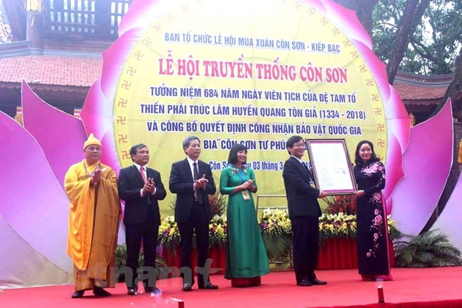 Đón nhận quyết định của Thủ tướng Chính phủ công nhận bia Côn Sơn Tư Phúc Tự Bi là Bảo vật Quốc gia tại Lễ hội mùa Xuân Côn Sơn - Kiếp Bạc năm 2018. (Ảnh: Mạnh Minh/Vietnam+)