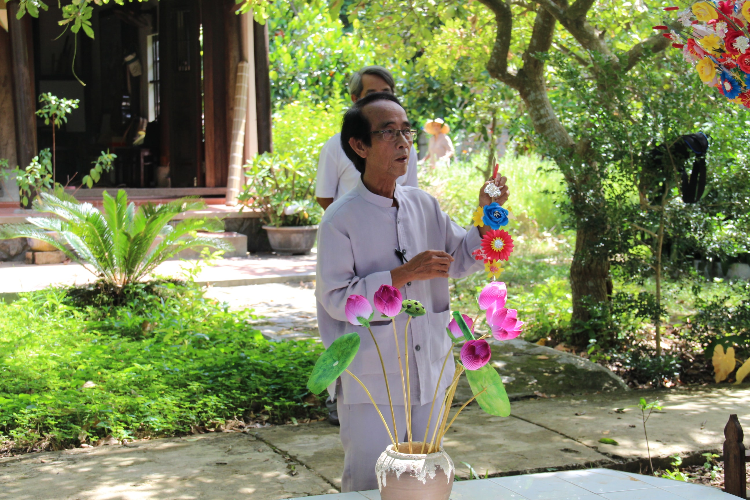 Nghệ nhân Thân Văn Huy, người giữ hồn cho làng hoa Giấy Thanh Tiên.