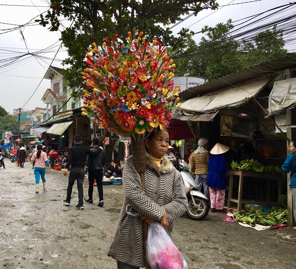 Những chông hoa giấy được mang ra bán ở các khu chợ quê và cả thành phố.