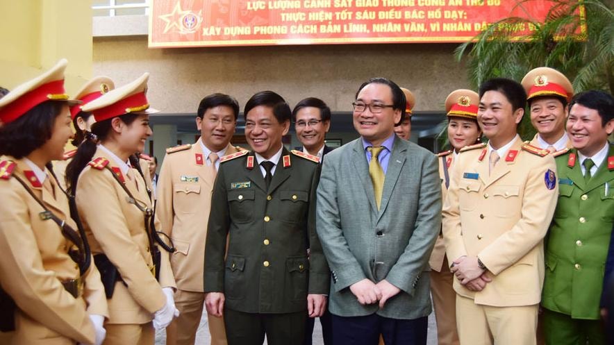 Bí thư Thành ủy Hoàng Trung Hải chúc Tết cán bộ chiến sĩ Phòng CSGT - CATP Hà Nội. Ảnh: HNM