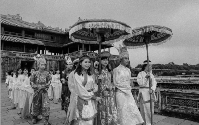 Ảnh kỷ yếu mang phong cách cung đình, khiến cho nhiều người xem thích thú với sự độc đáo, mới lạ... Ảnh: TL