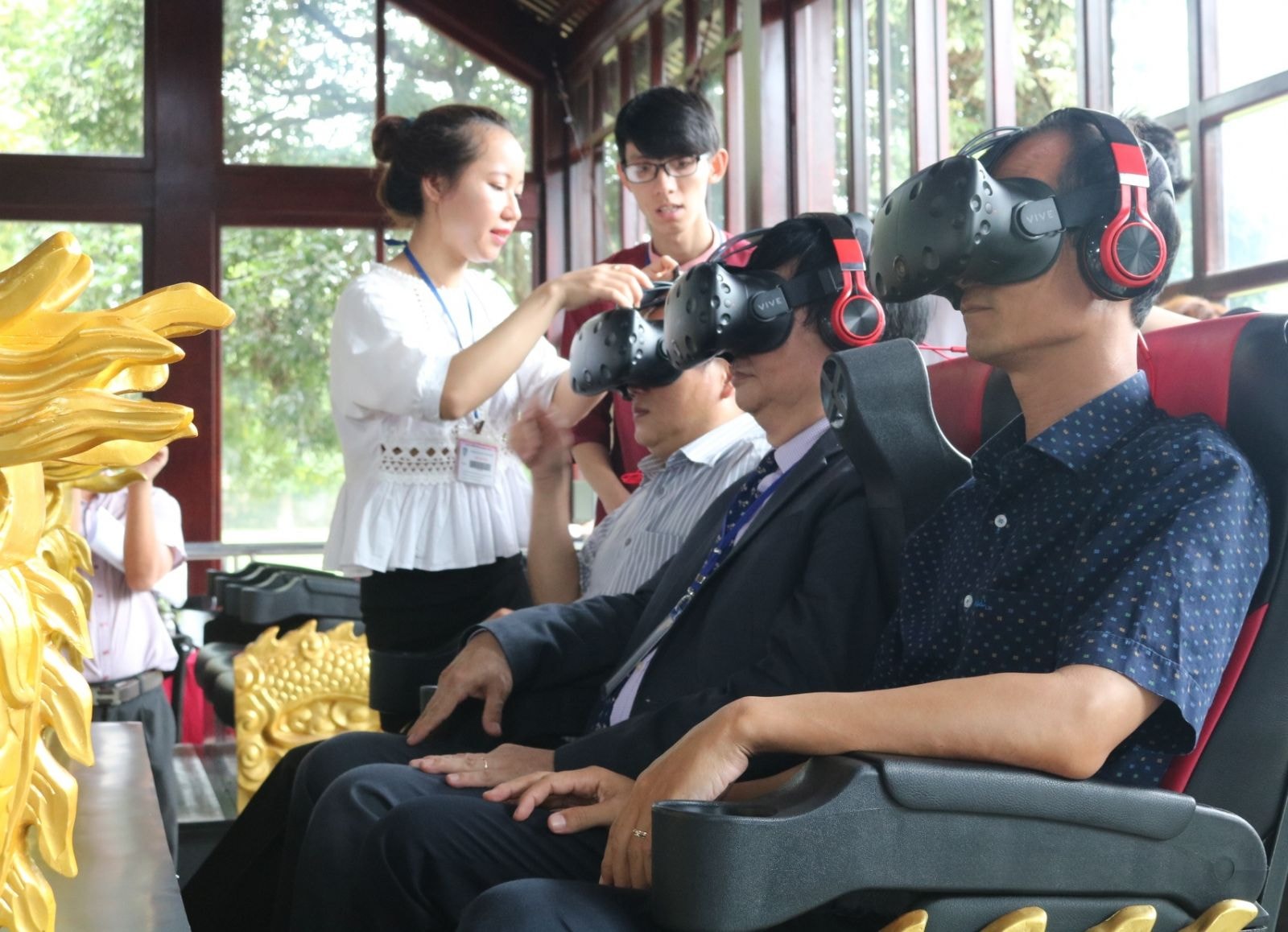 “Thăm” Hoàng cung Huế bằng VR phi thuyền. Ảnh: TL