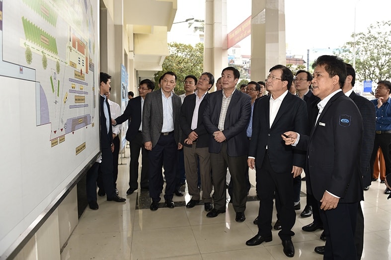 Phó Thủ tướng Trịnh Đình Dũng kiểm tra công tác tổ chức vận tải tại bến xe Giáp Bát. Ảnh: Thanh Thúy
