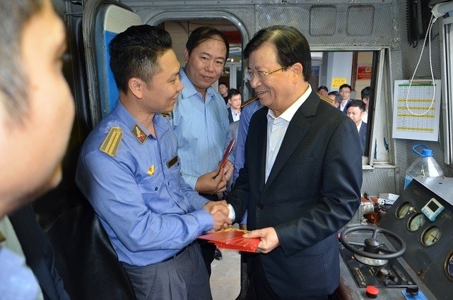 Phó Thủ tướng Chính phủ Trịnh Đình Dũng tặng lì xì, chúc các nhân viên lái tàu kéo tàu bình an, suôn sẻ. Ảnh: Thanh Thúy