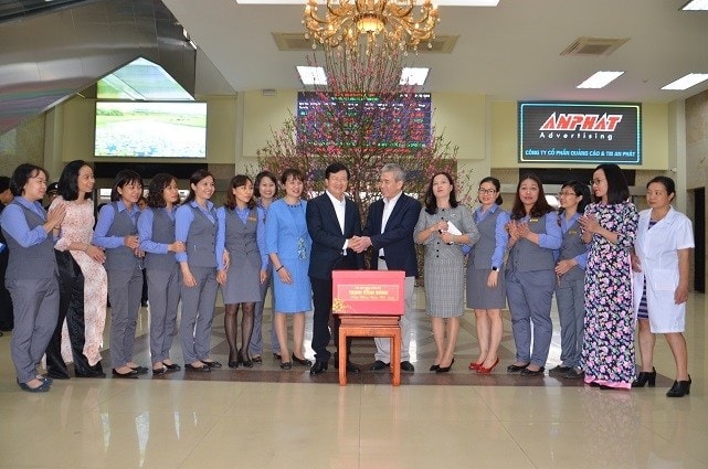 Phó Thủ tướng Chính phủ Trịnh Đình Dũng kiểm tra, chúc Tết các nhân viên tại Ga Hà Nội - Ảnh: Thanh Thúy