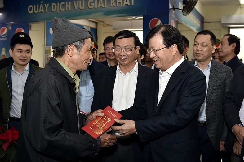 Phó Thủ tướng chúc Tết người dân lên đường về quê ăn Tết tại bến xe Giáp Bát. Ảnh: Thanh Thúy