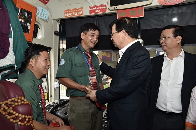 Phó Thủ tướng chúc Tết lái xe an toàn, đảm bảo tính mạng, sức khỏe, tài sản hành khách, phương tiện. Ảnh: Thanh Thúy