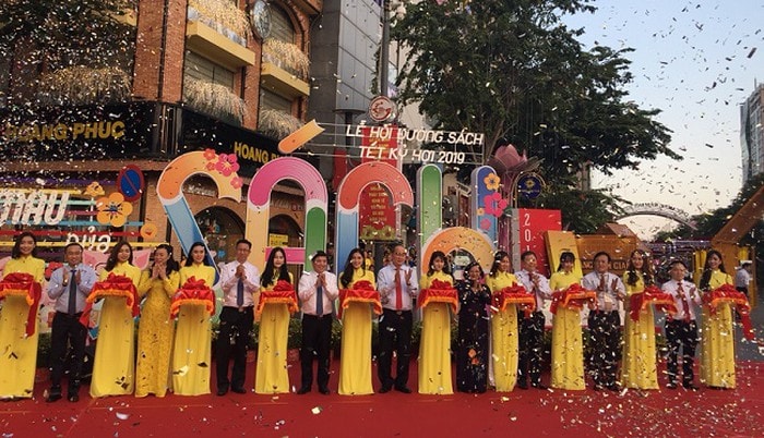 Đại diện lãnh đạo TP Hồ Chí Minh cắt băng khai mạc Lễ hội đường sách Tết 2019. Ảnh: baotintuc.vn