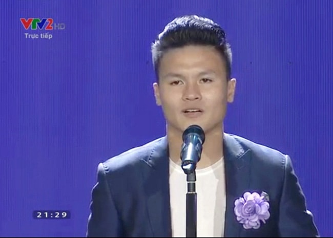 Quang Hải nhận giải thưởng Vận động viên nam của năm. Ảnh: VTV