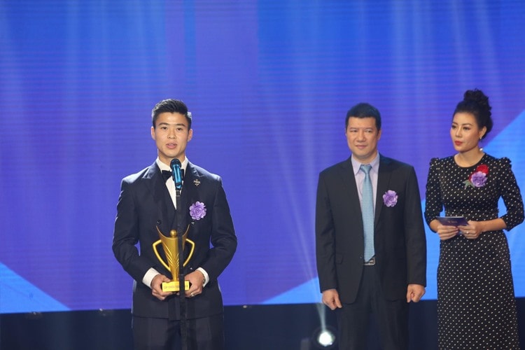 Duy Mạnh nhận giải thưởng hình ảnh của năm tại Cúp chiến thắng 2018. Ảnh: Hải Đăng