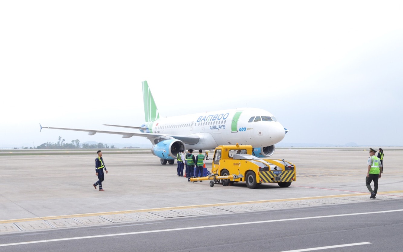 Máy bay của Bamboo Airways hạ cánh xuống Cảng hàng không quốc tế Vân Đồn