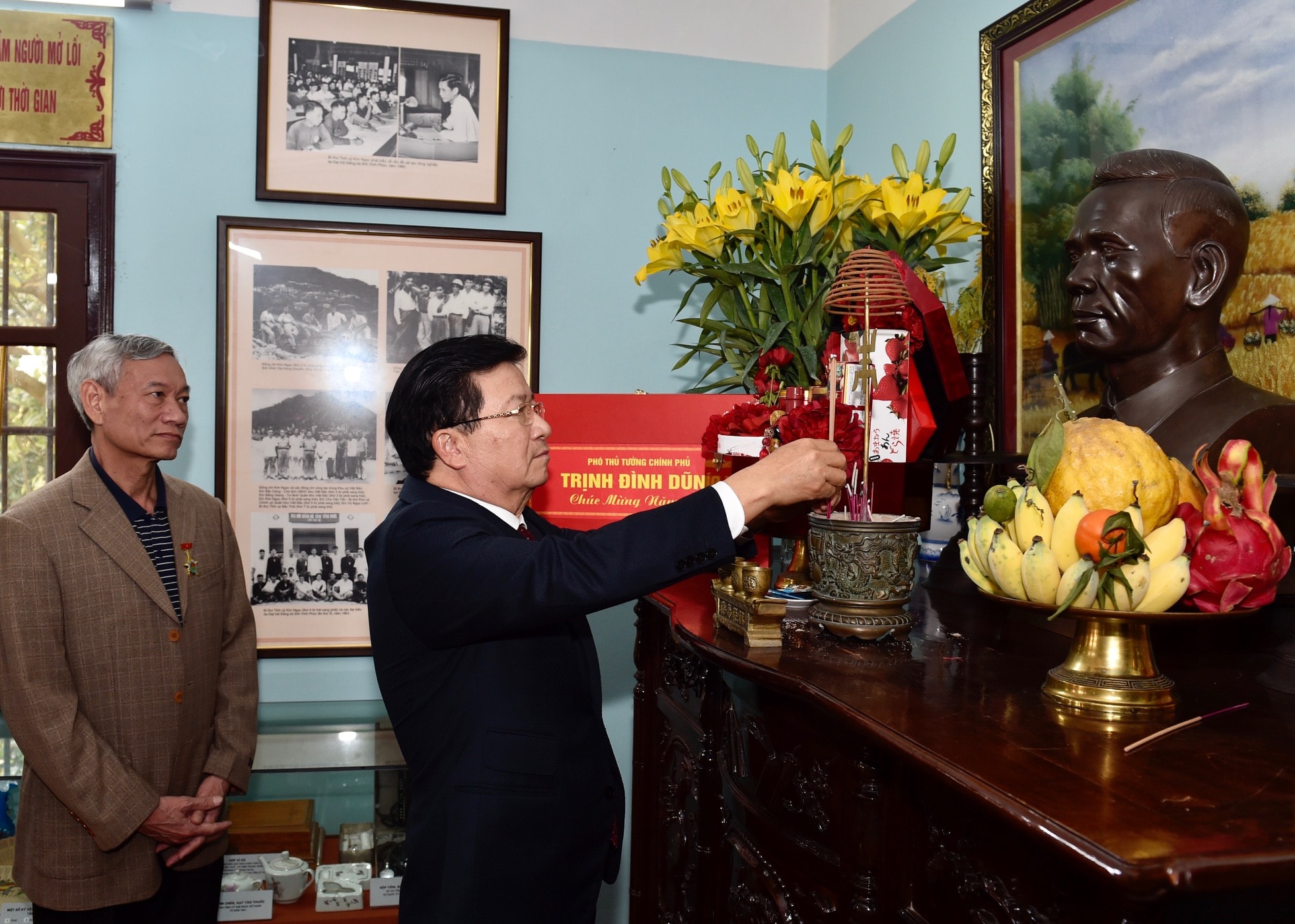 Phó Thủ tướng Chính phủ Trịnh Đình Dũng ến thắp hương, chúc Tết gia đình đồng chí Kim Ngọc, nguyên Bí thư tỉnh ủy Vĩnh Phúc. Ảnh: VGP